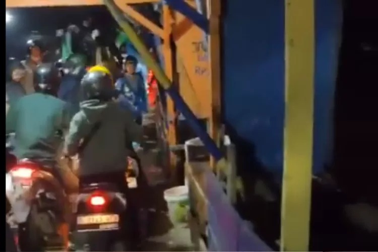 Jembatan Cijeruk-Baleendah Bandung Ambruk, Pengendara Motor Panik Selamatkan Diri